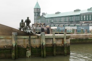 Памятник погибшим морякам на набережной